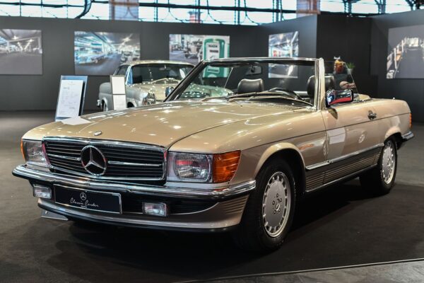 1200px-20181208_Retro_Classic_Bavaria_Mercedes_Benz_300SL_R107_850_3316